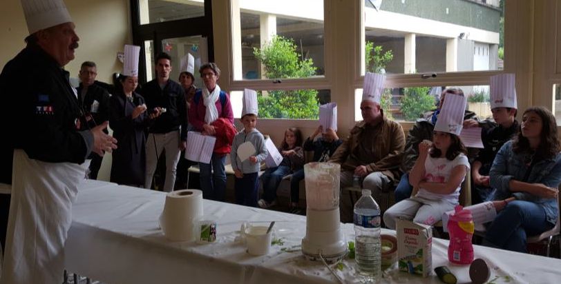 Dégustation de smoothies aux herbes et aux orties